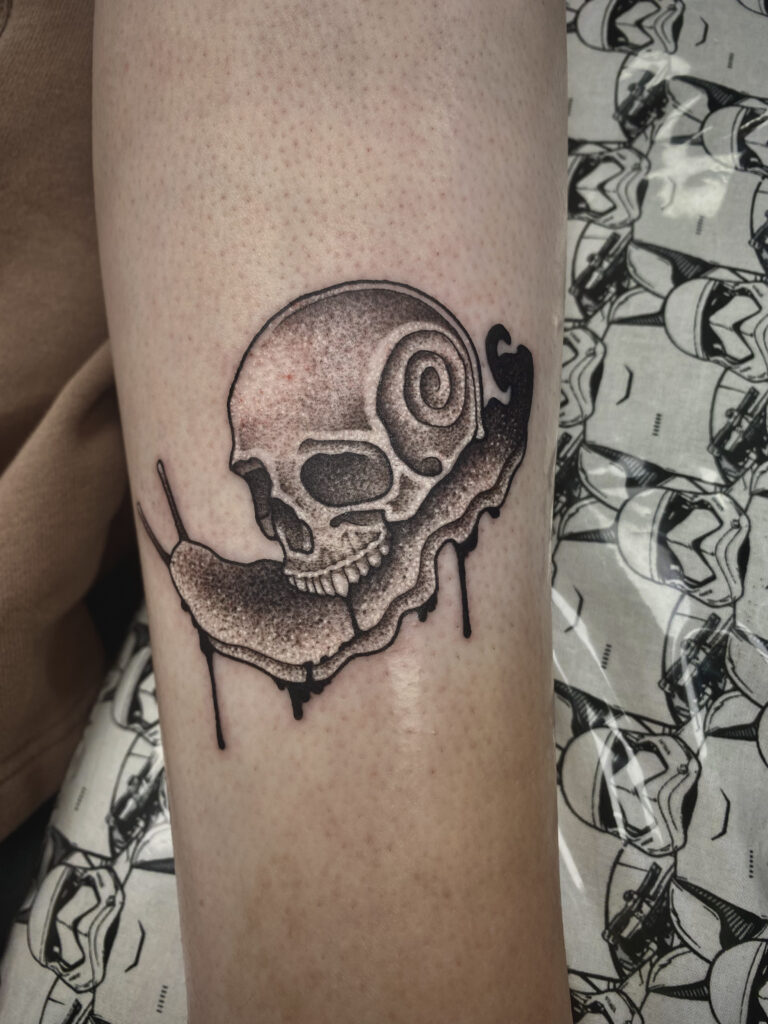 gothicsnailskulltattoo