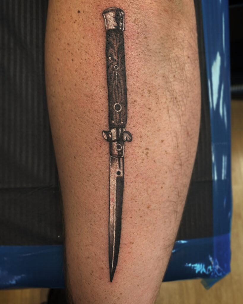 illustrativerealismdaggertattoo